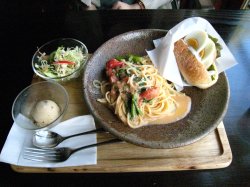 パスタランチ 菜の花と春菊のトマトクリームソース